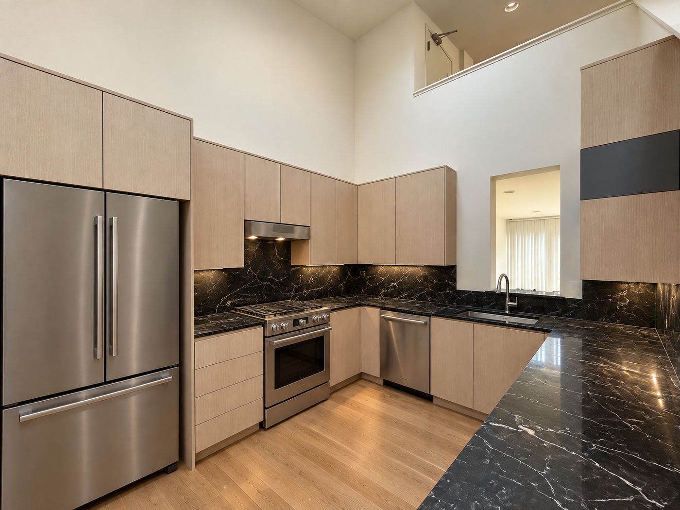 Veneer kitchen with open shelf niche
